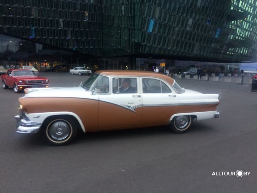 Звезда по имени «Чайка» парада ретро-автомобилей в Рейкьявике на фоне знаменитой Харпы. Фото: Александр Полойко